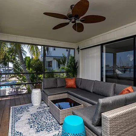 180° Bay Views, Newly Remodeled, Walk To Beach